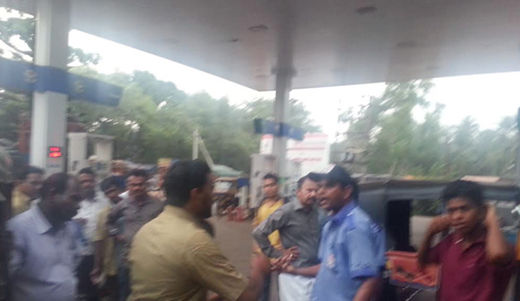 Auto drivers picket petrol bunk; accuse it of selling adulterated fuel